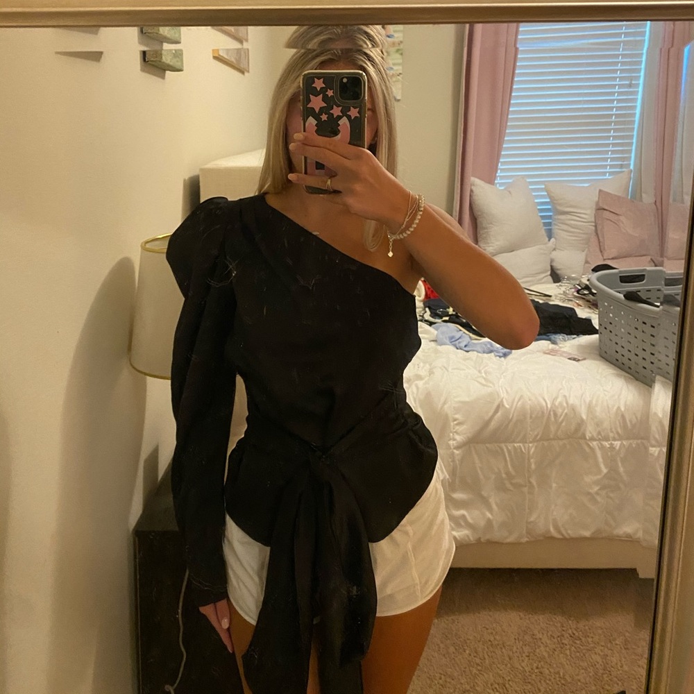 Black one sleeve blouse from Forever 21.
